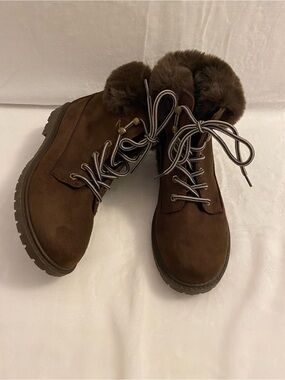 Rock & Candy Women’s Brown Suede-Like Upper Faux-Fur Trim Collar Boots Size 8.5